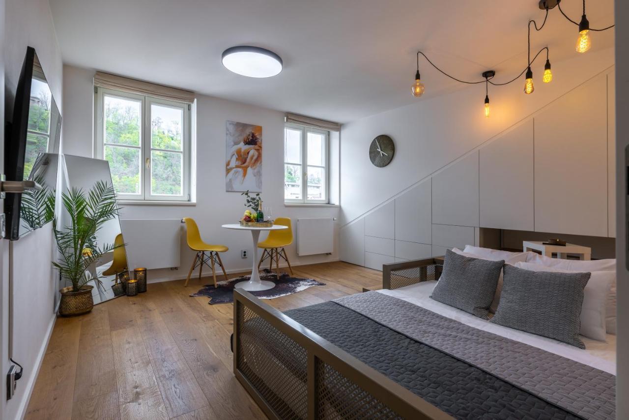 פראג Luxurious, Charming Studio Perfect For Couples מראה חיצוני תמונה