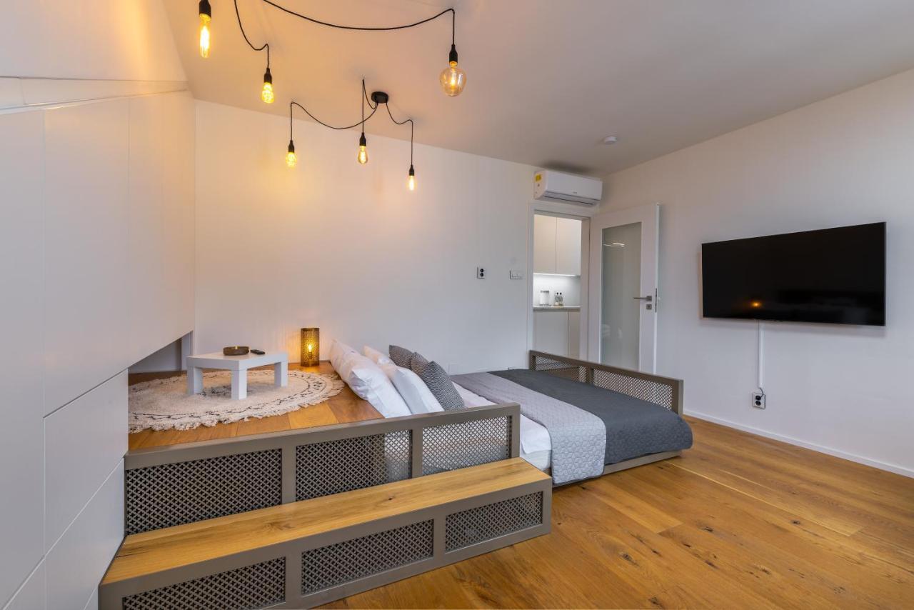 פראג Luxurious, Charming Studio Perfect For Couples מראה חיצוני תמונה