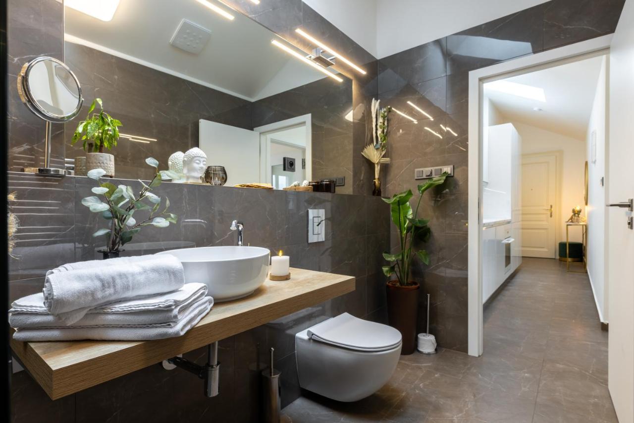 פראג Luxurious, Charming Studio Perfect For Couples מראה חיצוני תמונה