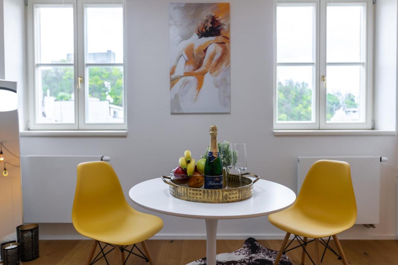 פראג Luxurious, Charming Studio Perfect For Couples מראה חיצוני תמונה